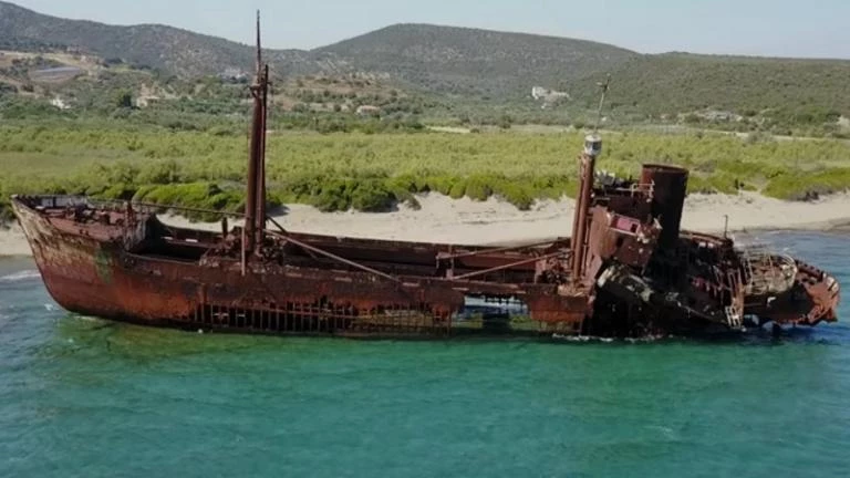Λακωνία: Πλοίο φάντασμα μαγεύει τους τουρίστες!- Η ιστορία του